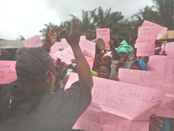 Minister Sirleaf calms protesters